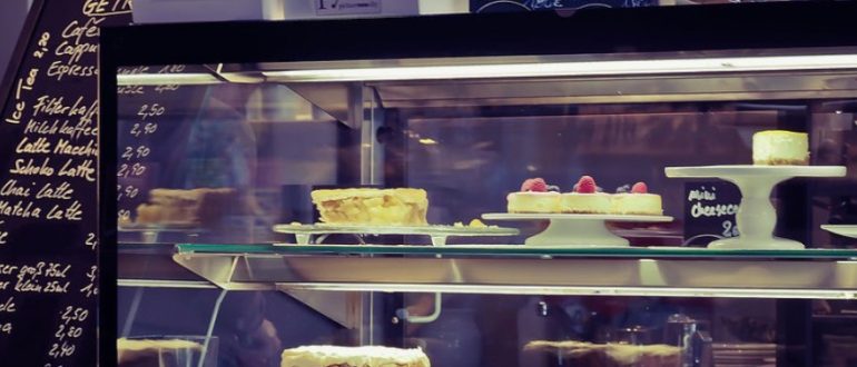 Как выбрать кондитерскую витрину для пекарни: советы и ошибки новичков