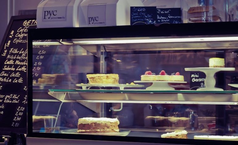 Как выбрать кондитерскую витрину для пекарни: советы и ошибки новичков